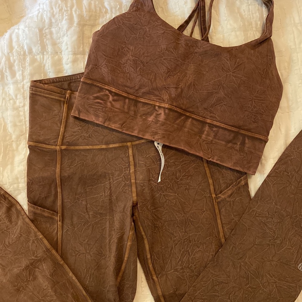 Lululemon workout set, sports bra and leggings